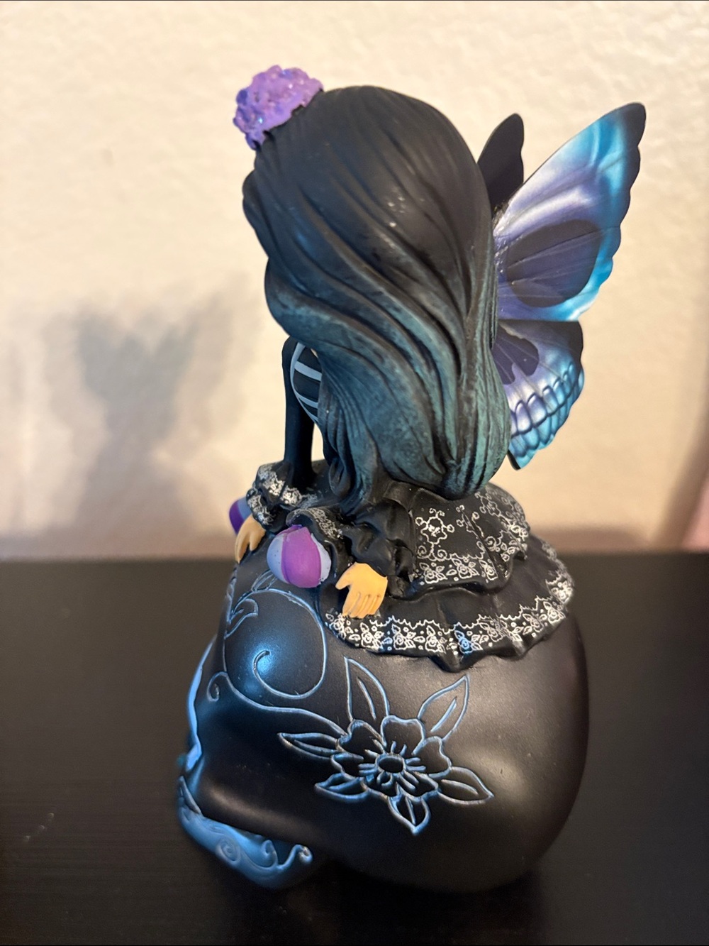 New Beautiful Hand-Painted Purple Dia de los Muertos Fairy on Skull Figurine - Picture 7 of 11